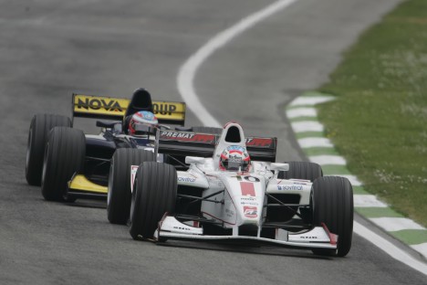 Adam Carroll udsatte Alexandre Premat for et tonstungt pres - og slap siden forbi (Foto: GP2series)